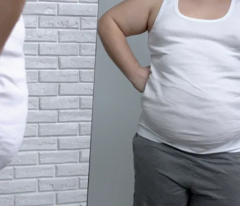 觀察乳房外觀-台北男性女乳症手術推薦